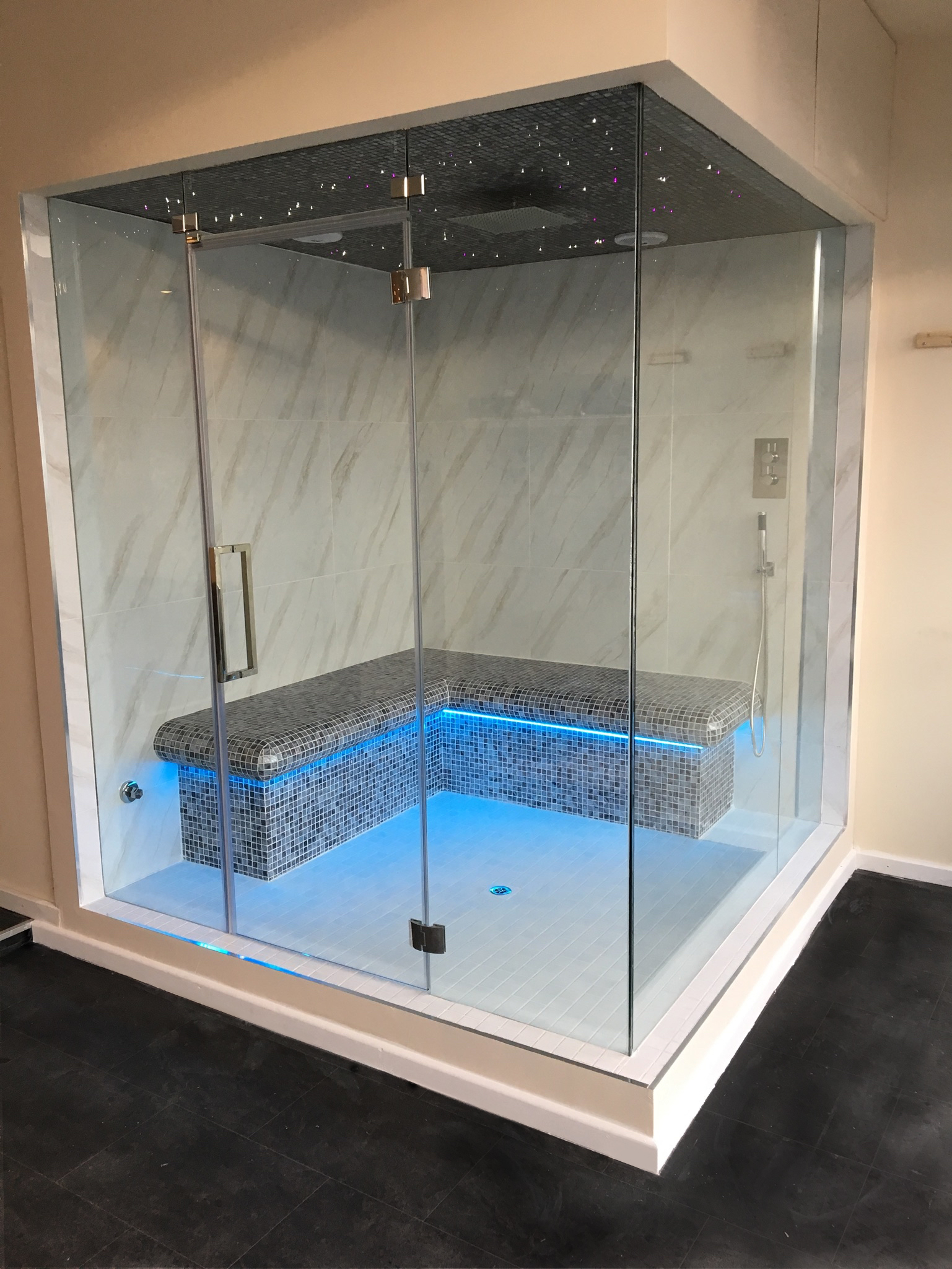 Banho turco com chão integral da Oceanic Saunas