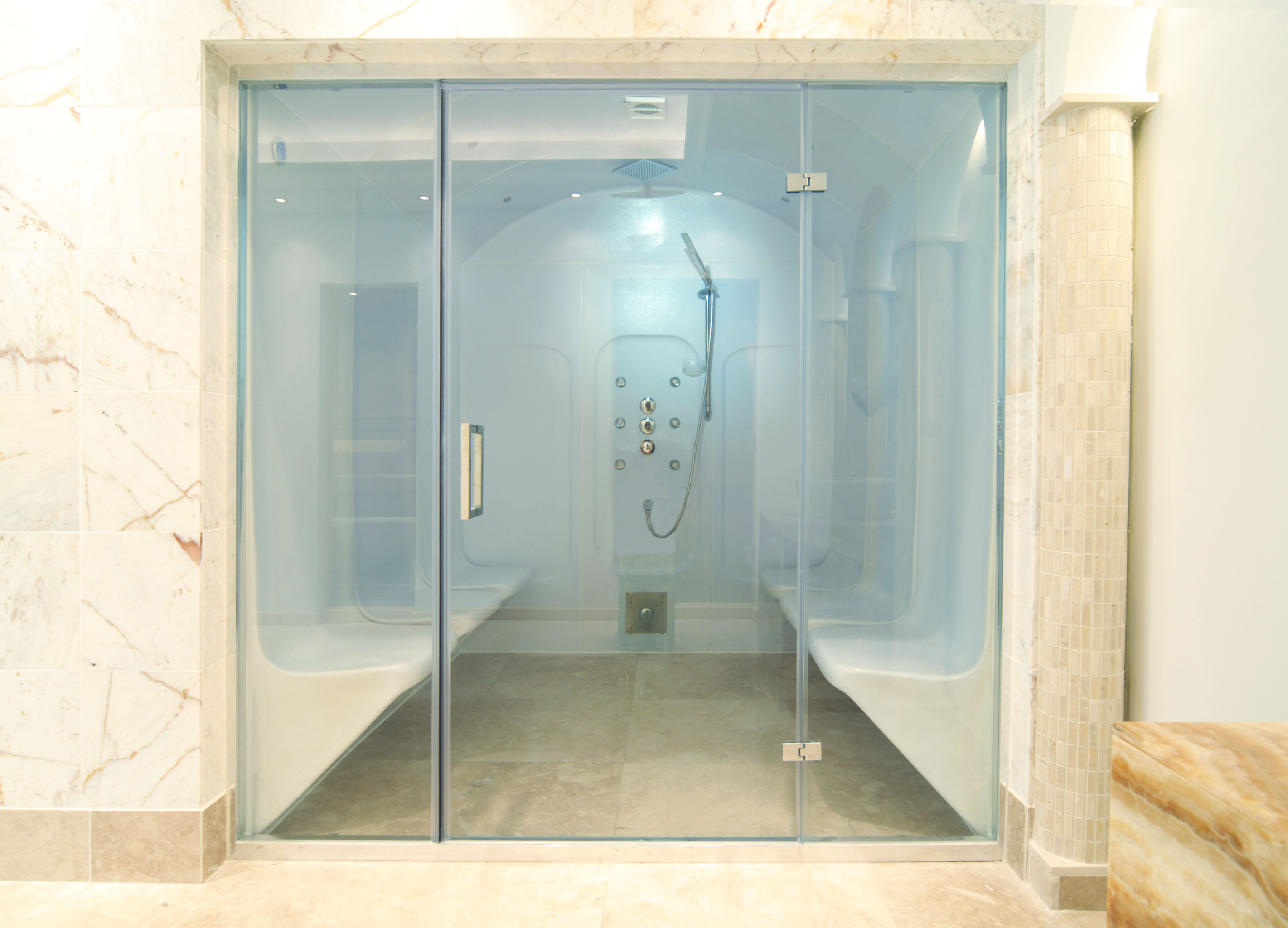 Parede frontal em vidro num banho turco Oceanic
